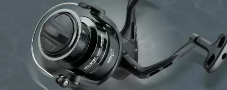 KOŁOWROTEK SPINNINGOWY ATOMIC CARP - Kołowrotek spinningowy Okuma Atomic Carp - Odpowiedni do wędkowania na karpia - Korpus i rotor odporny na korozję - System anty-rewersowy z wieloma zatrzymaniami
